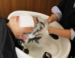 Dクリニック東京 提携ヘアサロン>ヘッドスパ